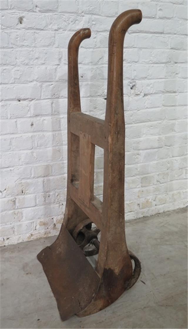 Steekkar met wielen tussen de berriebomen, Karrenmuseum Essen